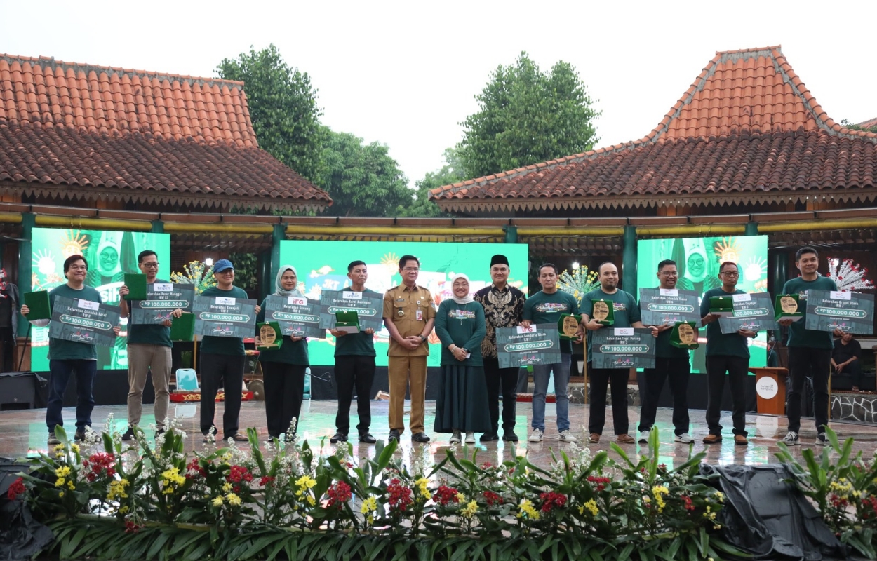 Walikota-Syafrin-Serahkan-Penghargaan-Pada-10-RW-Pemenang-Program-Bebersih-Kampung-2026