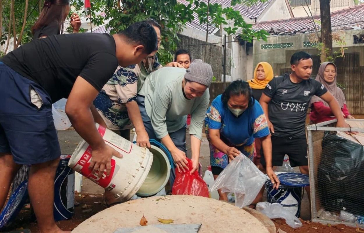 Warga-Kelurahan-Melawai-Antusias-Pilah-Sampah-Dari-Sumber