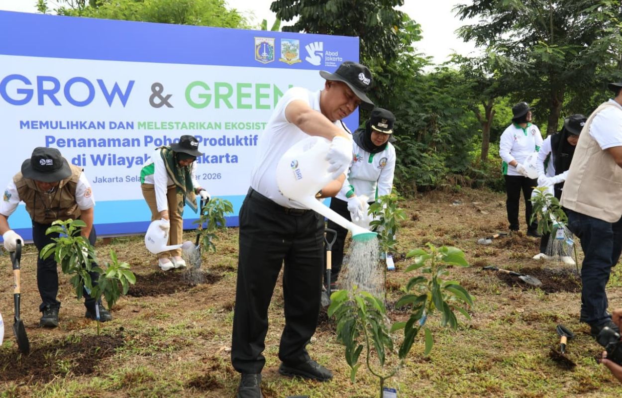Sekda-DKI-Pimpin-Penanaman-Pohon-Buah-di-Embung-Pemuda
