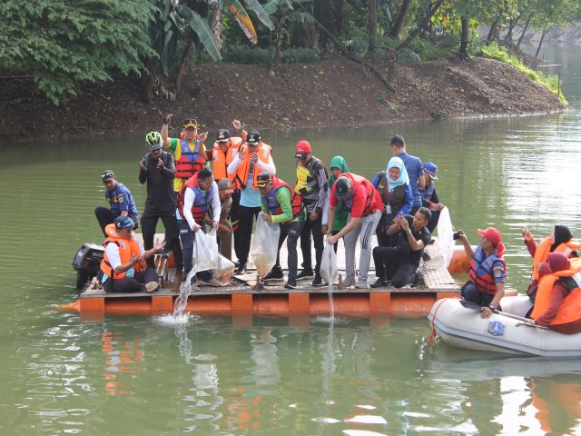 100-ribu-benih-ikan-nila-ditebar-di-situ-mangga-bolong