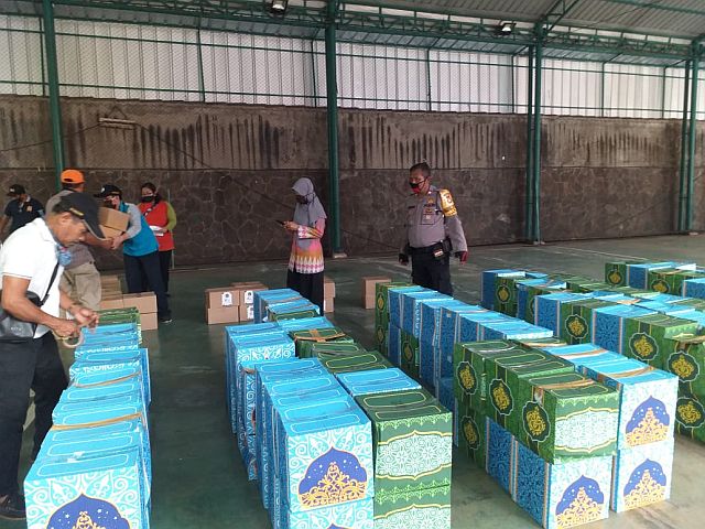 2701-paket-sembako-didistribusikan-kelurahan-bangka-ke-permukiman-warga