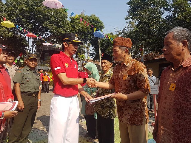 50-warga-mampang-prapatan-terima-sertifikat-ptsl