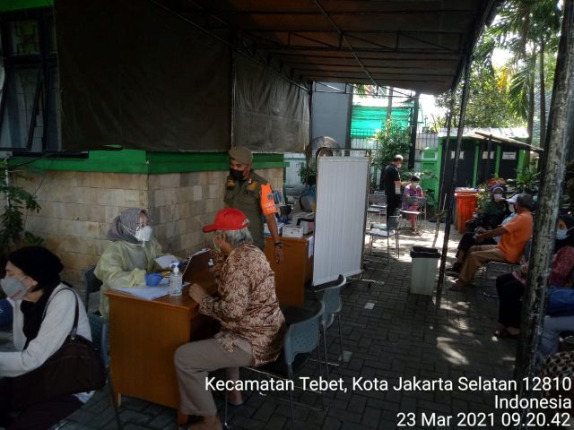 805-lansia-di-kelurahan-tebet-barat-telah-divaksin-covid-19