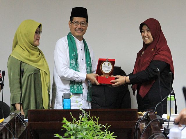 anggota-dpr-ingin-libatkan-camat-dan-lurah-untuk-program-nasional