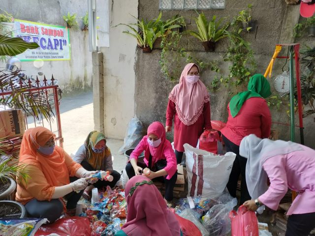 bank-sampah-kecapi-timbang-100-kilogram-sampah-di-hari-kartini