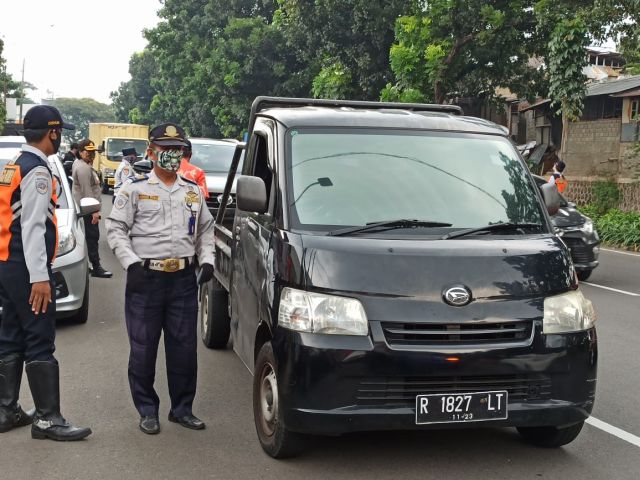 checkpoint-jalan-bintaro-utama-dijaga-ketat-petugas