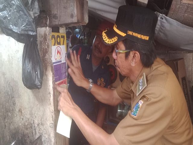 delapan-rumah-di-kelurahan-bangka-ditempel-stiker-waspada-kebakaran