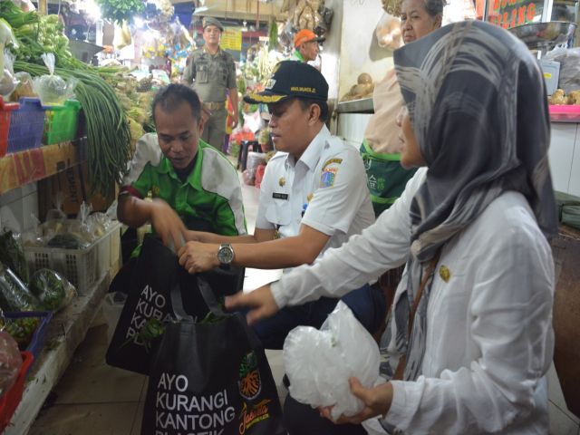 dinas-lh-dki-kampanyekan-hari-tanpa-kantong-plastik