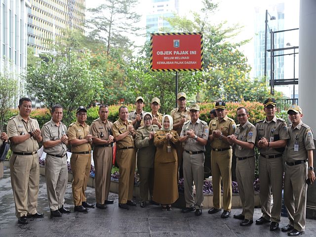 dua-bangunan-di-setiabudi-dipasang-plang-lantaran-nunggak-pajak