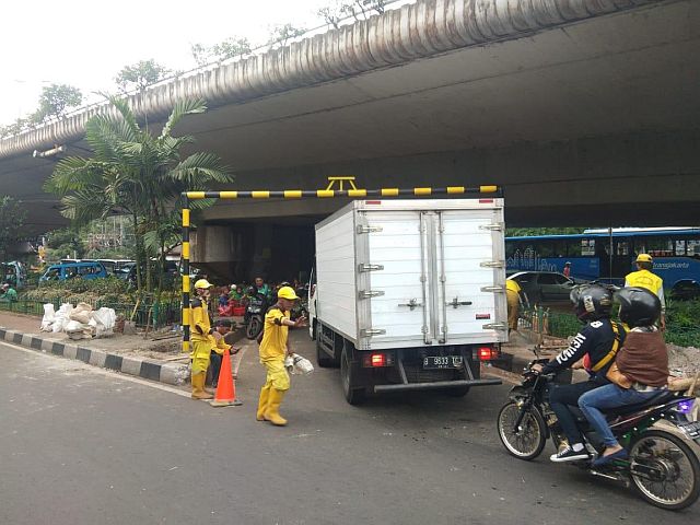 flyover-jalan-kalibata-raya-dipasang-portal