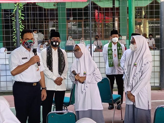 gubernur-anies-beri-semangat-para-pelajar-yang-ikut-vaksinasi