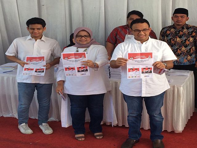 gubernur-dki-gunakan-hak-pilih-di-tps-60-cilandak-barat