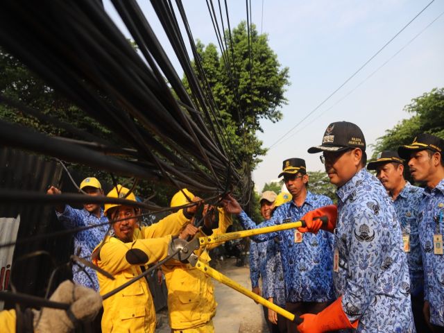 jaringan-kabel-udara-jalan-kemang-raya-ditata