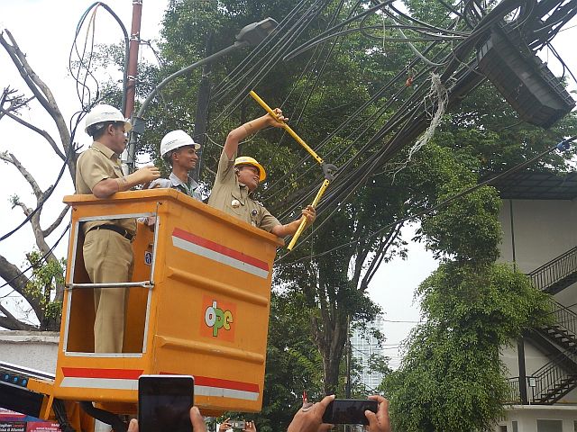 kabel-utilitas-semrawut-di-jalan-bangka-ditertibkan