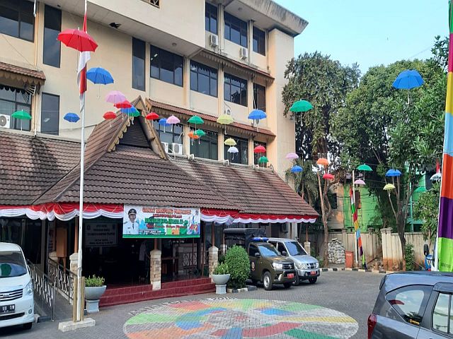 kantor-kecamatan-mampang-prapatan-dihiasi-payung-warna-warni