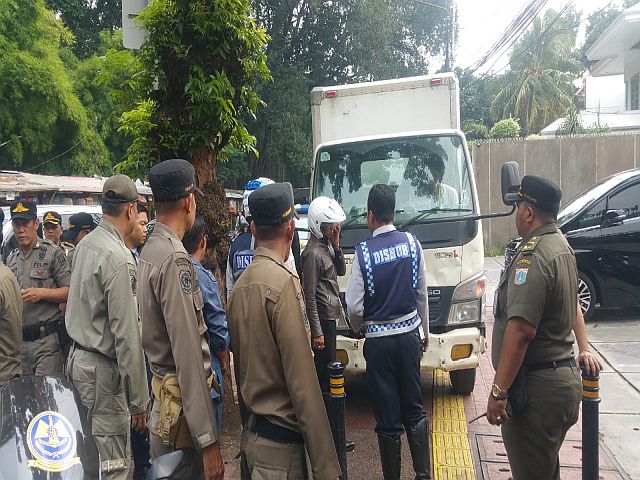 kecamatan-kebayoran-baru-sterilkan-ubin-pemandu-disabilitas