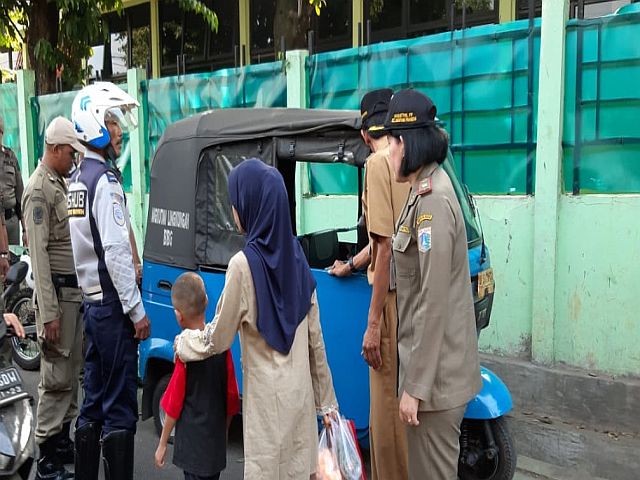 kecamatan-mampang-gelar-operasi-trotoar