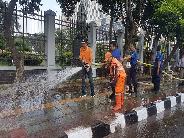 kecamatan-mampang-prapatan-gelar-bersih-bersih-trotoar