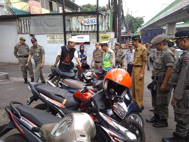 kecamatan-mampang-prapatan-tertibkan-trotoar-jalan-kapten-tendean