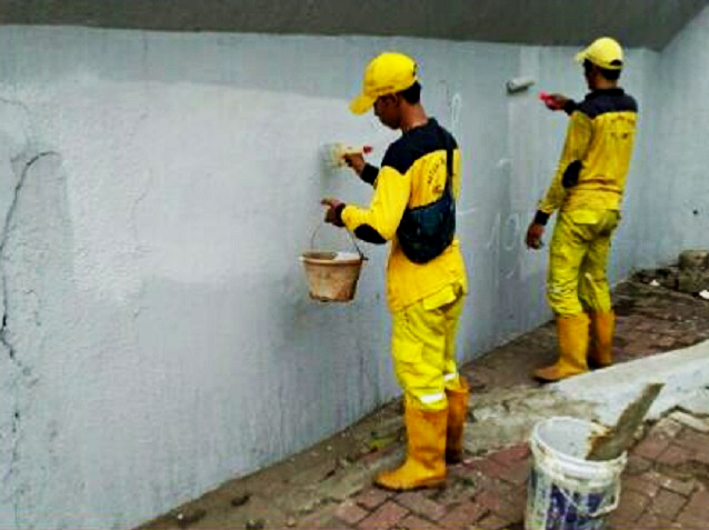 kecamatan-tebet-bersihkan-coretan-di-underpass-manggarai