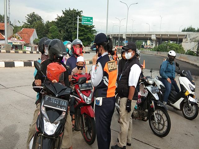 kelurahan-ciganjur-gelar-check-point-di-jalan-brigif