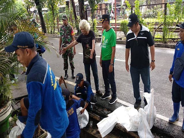 kelurahan-cikoko-fokus-bersihkan-saluran-air