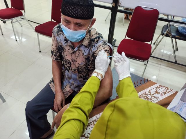 kelurahan-jati-padang-targetkan-300-lansia-divaksin-per-hari