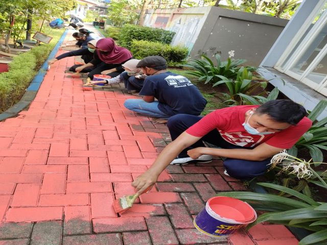 kelurahan-kebagusan-kolaborasi-dengan-mahasiswa-bersihkan-rptra-baung