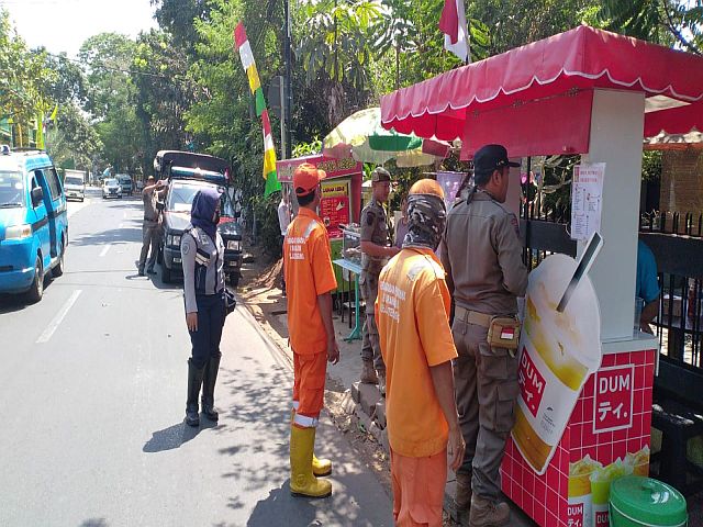 kelurahan-lenteng-agung-sterilkan-trotoar-dari-pkl-dan-parkir-liar