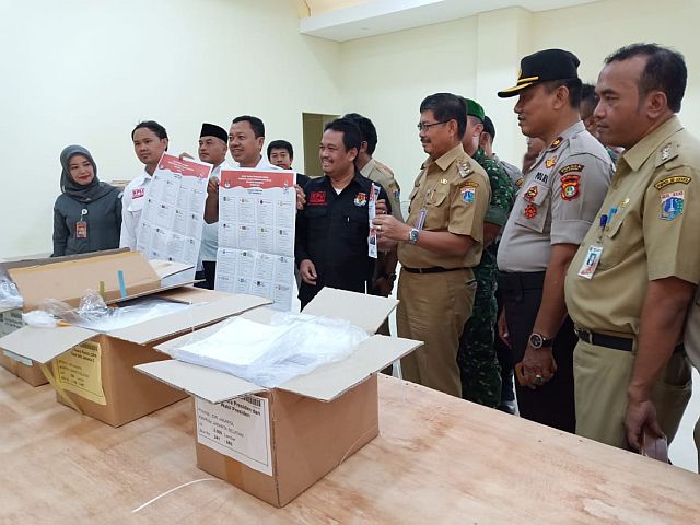 kpu-jaksel-mulai-sortir-dan-lipat-surat-suara-pemilu-2019
