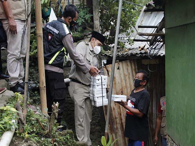 paket-nasi-bungkus-dibagikan-pada-warga-rw-08-lenteng-agung