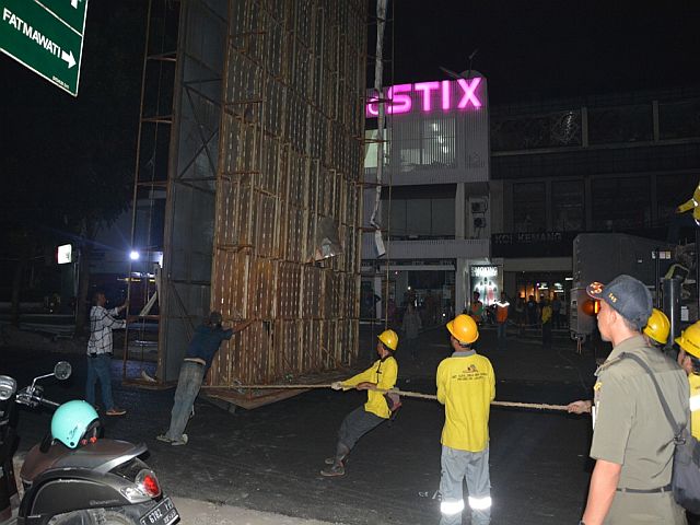 papan-reklame-langgar-aturan-di-kawasan-kemang-ditertibkan