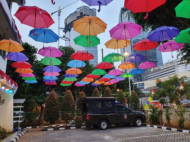 payung-warna-warni-hiasi-kantor-kelurahan-karet-semanggi