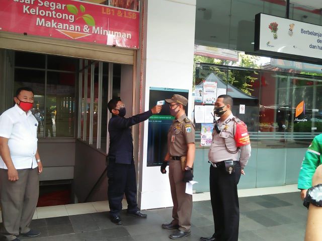 pedagang-di-pasar-mayestik-dan-blok-m-square-adaptasi-psbb-transisi