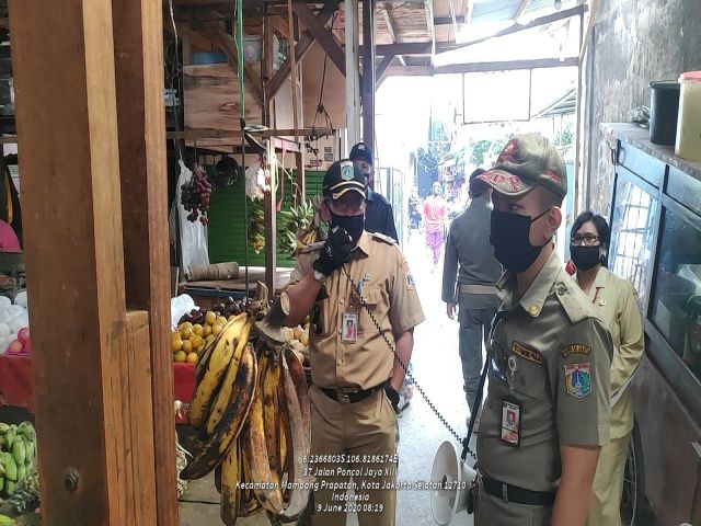 pedagang-di-pasar-rengas-patuhi-peraturan-psbb-masa-transisi