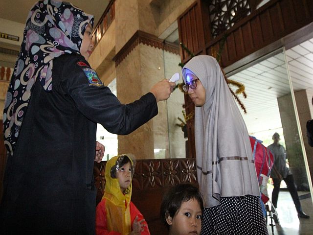 pegawai-dan-tamu-kantor-wali-kota-jaksel-jalani-pengecekan-suhu-tubuh