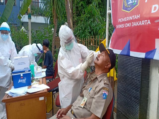 pegawai-kelurahan-kebayoran-lama-selatan-dites-swab-covid-19