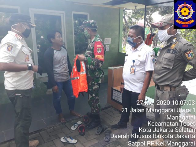 pelanggar-psbb-kena-sanksi-sosial-di-stasiun-manggarai