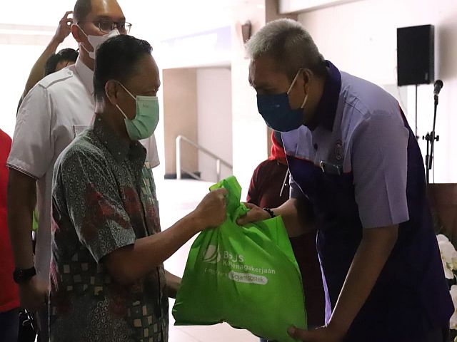 pemkot-jaksel-bagikan-ribuan-sembako-rayakan-may-day