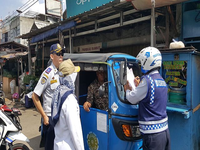 pemkot-jaksel-gelar-razia-parkir-liar-di-kecamatan-kebayoran-lama