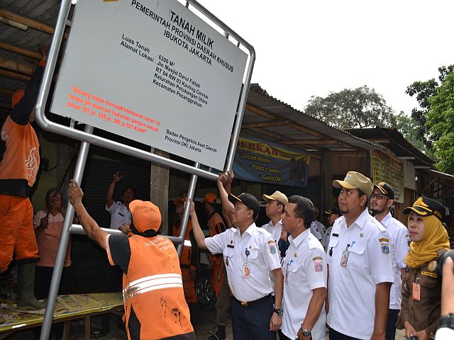 pemkot-jaksel-pasang-plang-aset-di-kelurahan-petukangan-utara