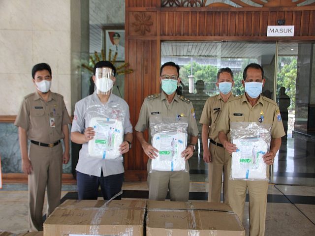 pemkot-jaksel-terima-bantuan-baju-hazmat-dari-kawan-lama-foundation