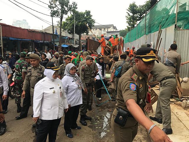 pemkot-jaksel-tertibkan-70-pkm-liar-pasar-rumput