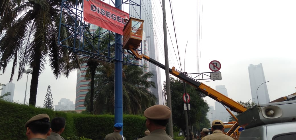 pemkot-jaksel-tertibkan-reklame-di-gatot-subroto-hingga-mt-haryono