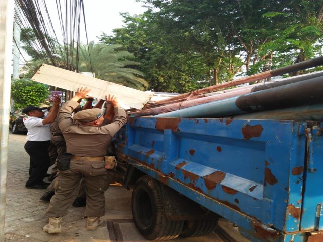 pemkot-jaksel-tertibkan-reklame-di-jalan-kemang-raya
