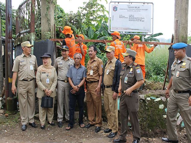 petugas-amankan-aset-pemprov-dki-di-kelurahan-kebagusan