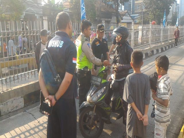 petugas-gabungan-amankan-pengendara-motor-terobos-hbkb-jaksel