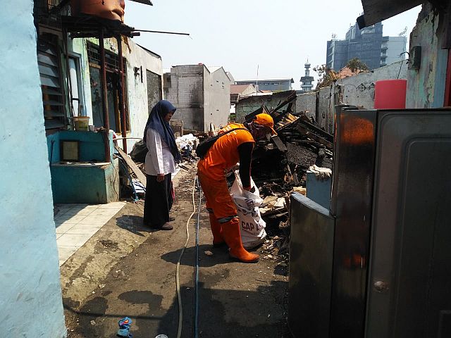 petugas-gabungan-bantu-masyarakat-bersihkan-puing-kebakaran-di-cikoko