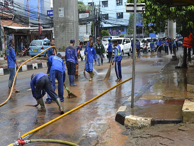 petugas-gabungan-bersihkan-jalan-tendean-dari-endapan-tanah