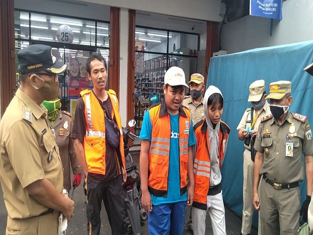 petugas-gabungan-di-jagakarsa-tindak-warga-tidak-gunakan-masker